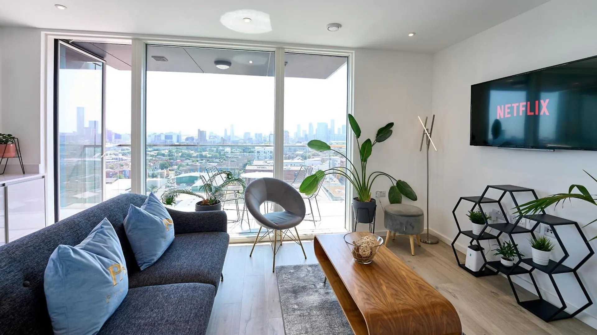 Skyline Views Retreat - Corsican London Apartment